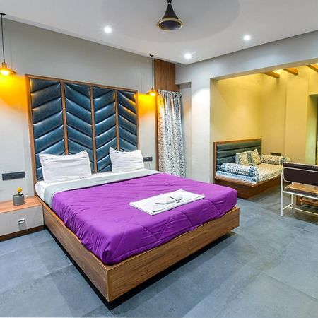 Hotel Vrindavan Deluxe Kolhapur Bagian luar foto