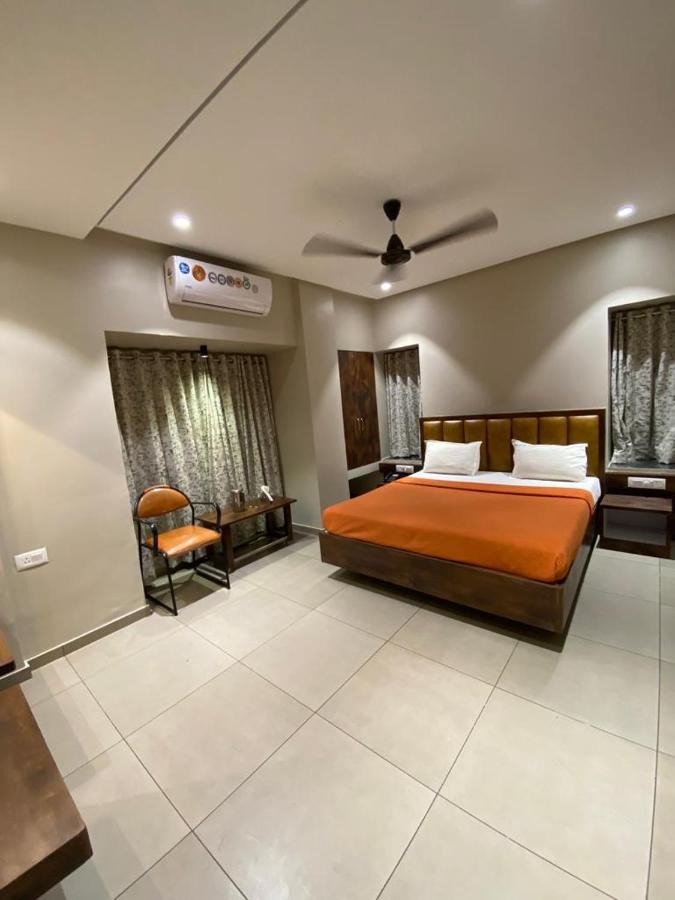 Hotel Vrindavan Deluxe Kolhapur Bagian luar foto