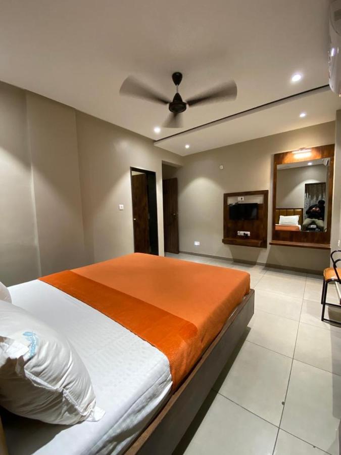 Hotel Vrindavan Deluxe Kolhapur Bagian luar foto