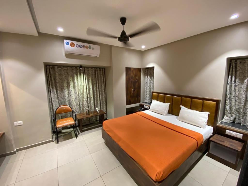 Hotel Vrindavan Deluxe Kolhapur Bagian luar foto