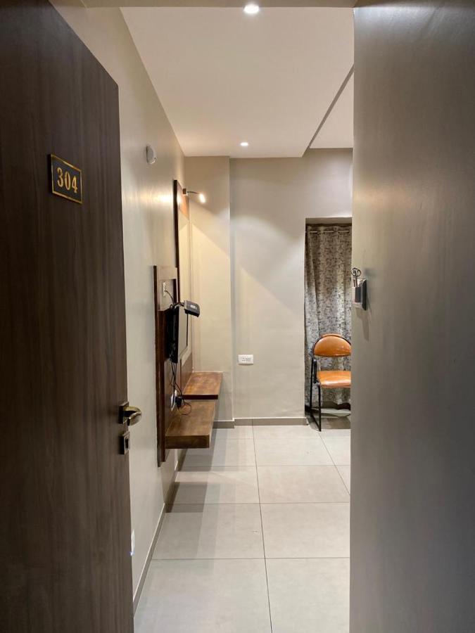 Hotel Vrindavan Deluxe Kolhapur Bagian luar foto