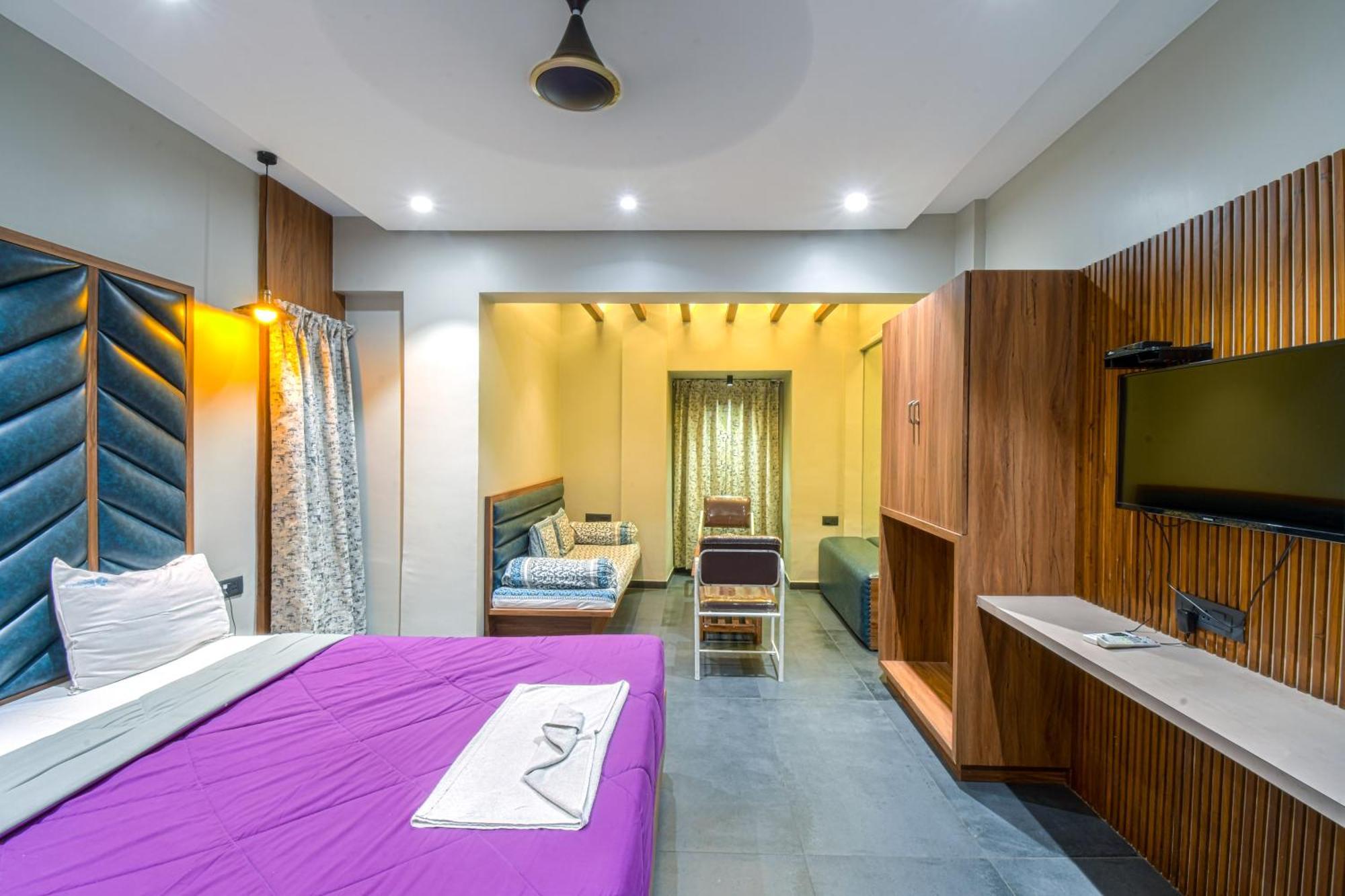 Hotel Vrindavan Deluxe Kolhapur Bagian luar foto