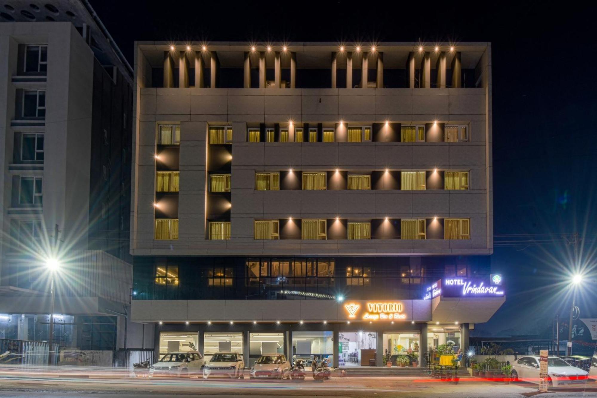 Hotel Vrindavan Deluxe Kolhapur Bagian luar foto