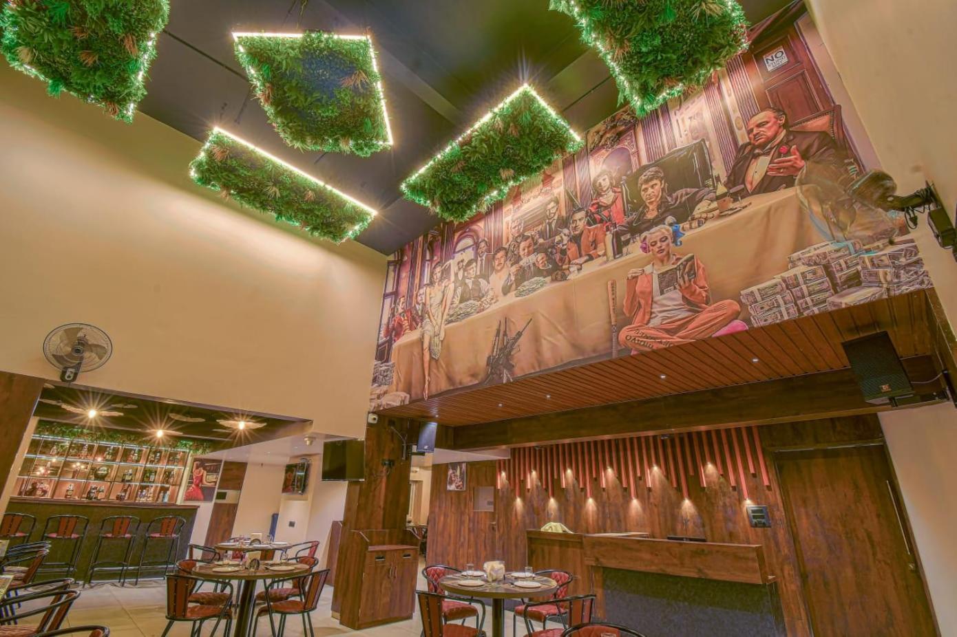 Hotel Vrindavan Deluxe Kolhapur Bagian luar foto