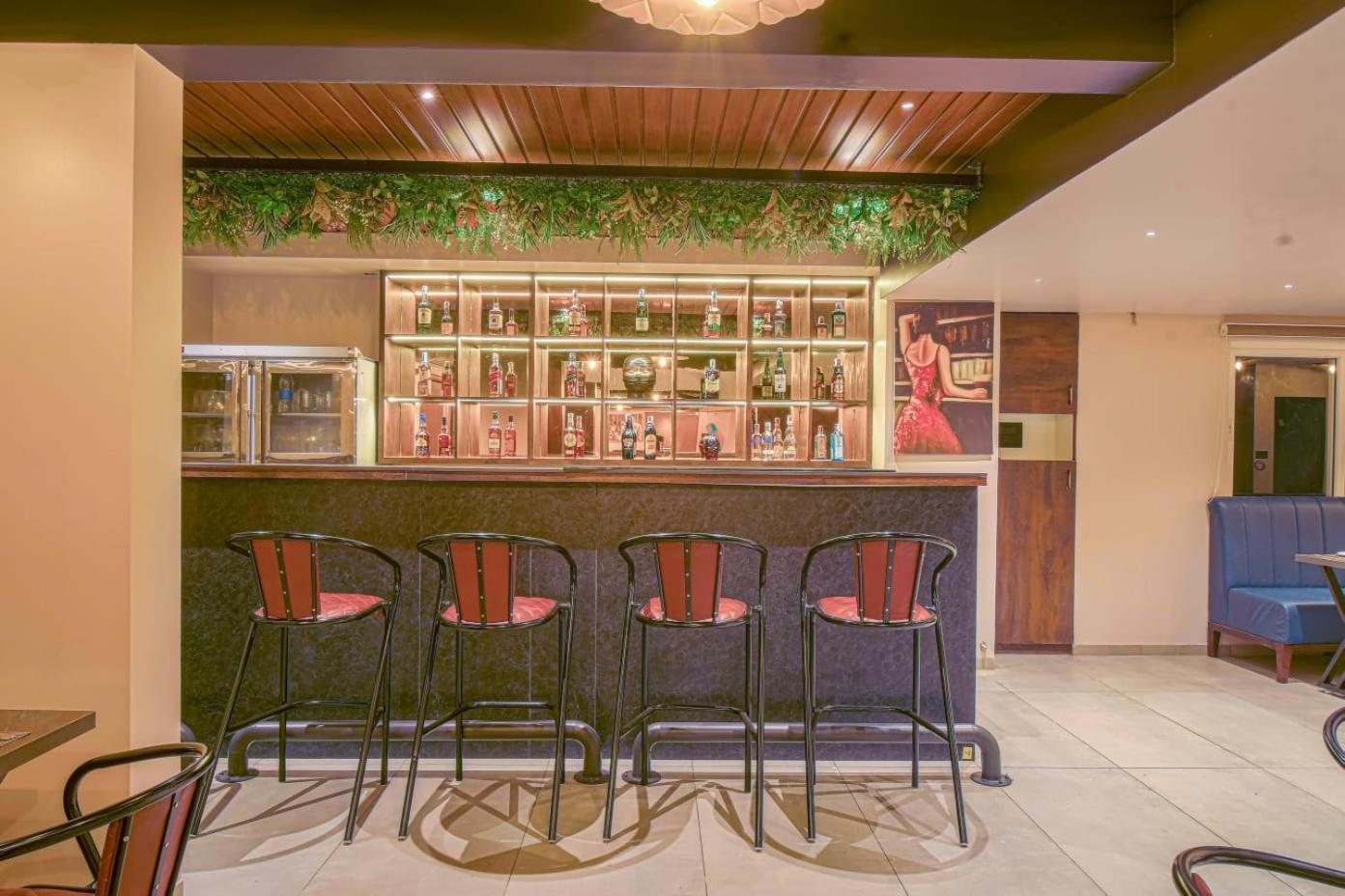 Hotel Vrindavan Deluxe Kolhapur Bagian luar foto