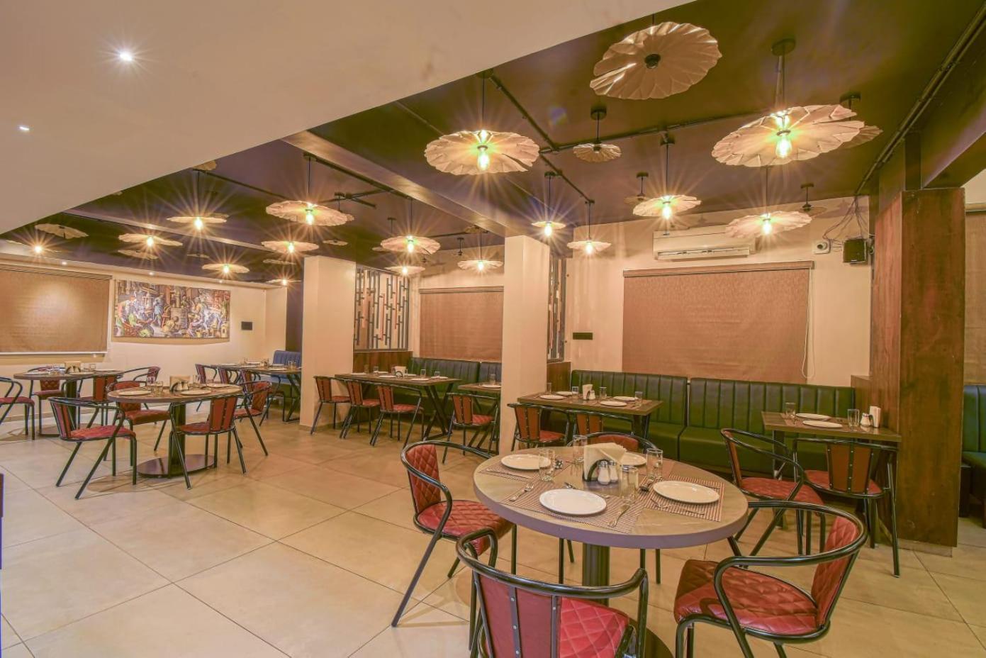 Hotel Vrindavan Deluxe Kolhapur Bagian luar foto