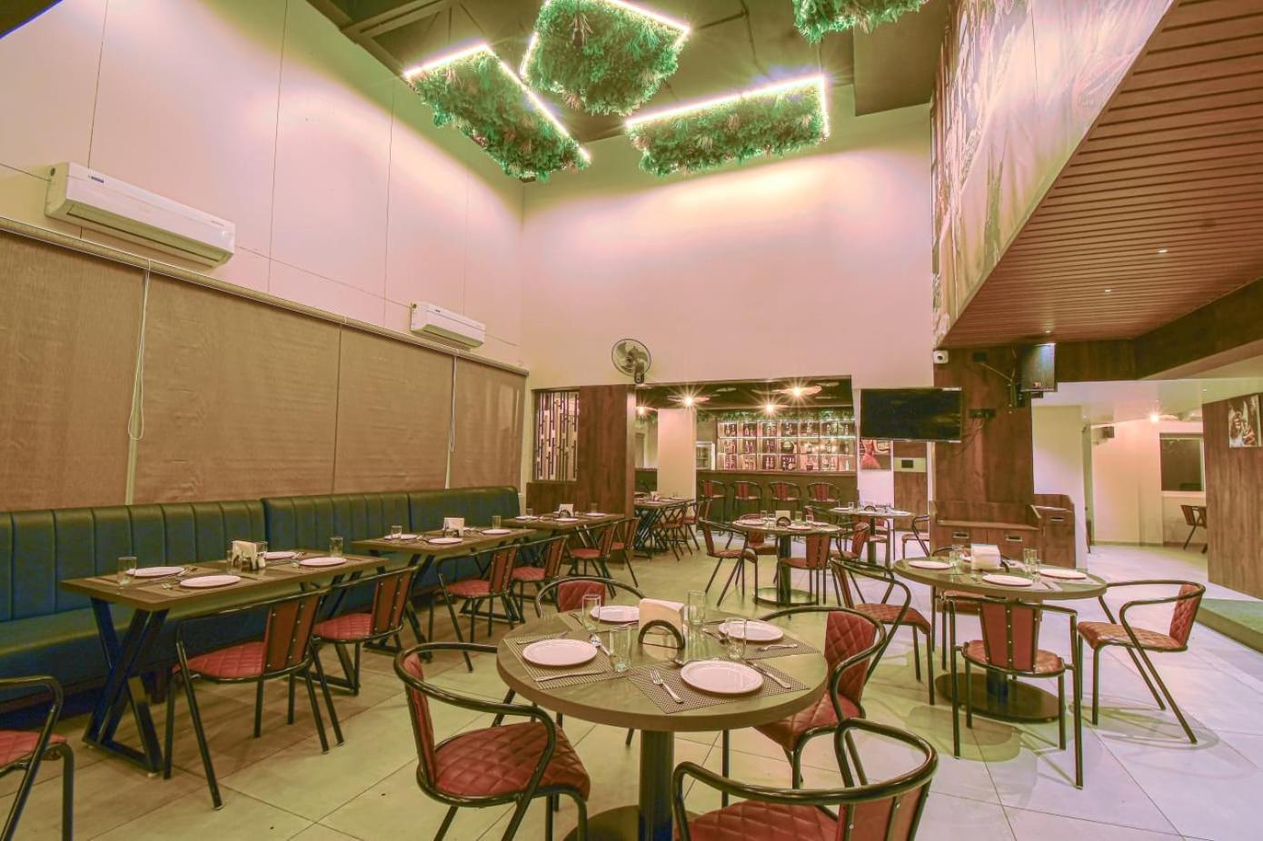 Hotel Vrindavan Deluxe Kolhapur Bagian luar foto