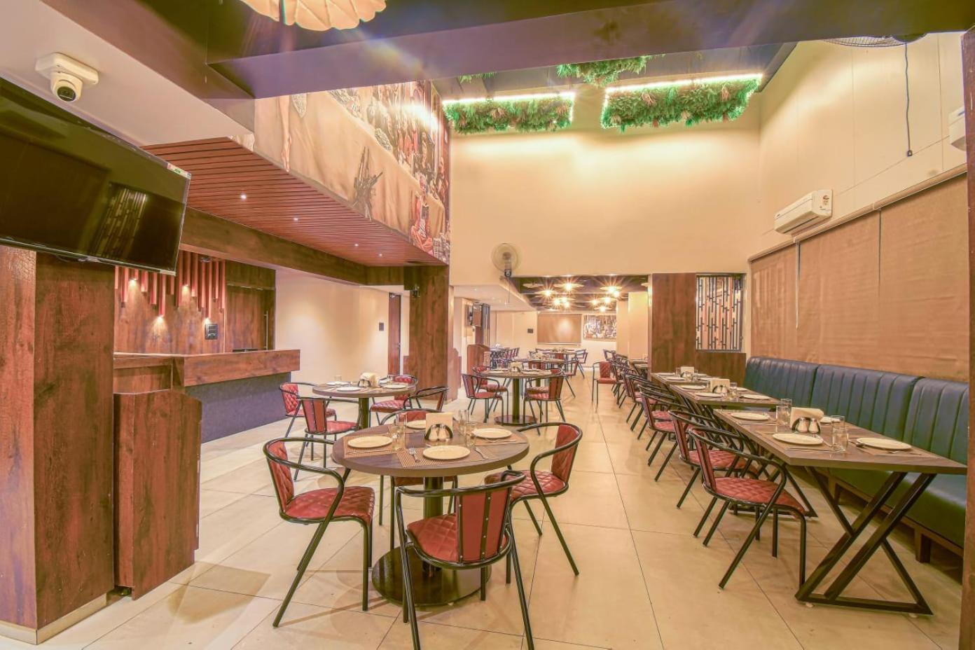 Hotel Vrindavan Deluxe Kolhapur Bagian luar foto