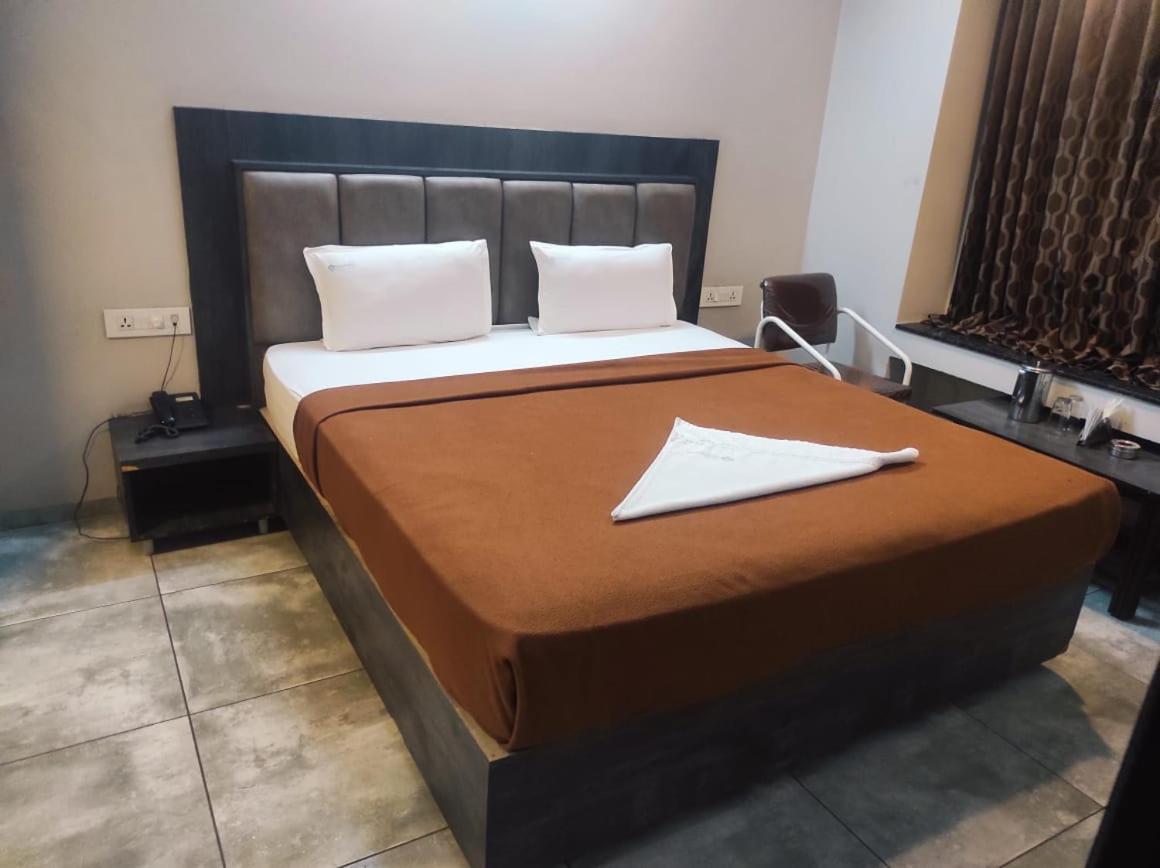 Hotel Vrindavan Deluxe Kolhapur Bagian luar foto