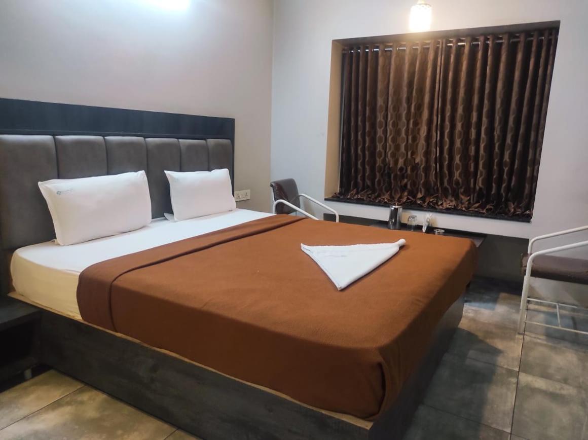 Hotel Vrindavan Deluxe Kolhapur Bagian luar foto
