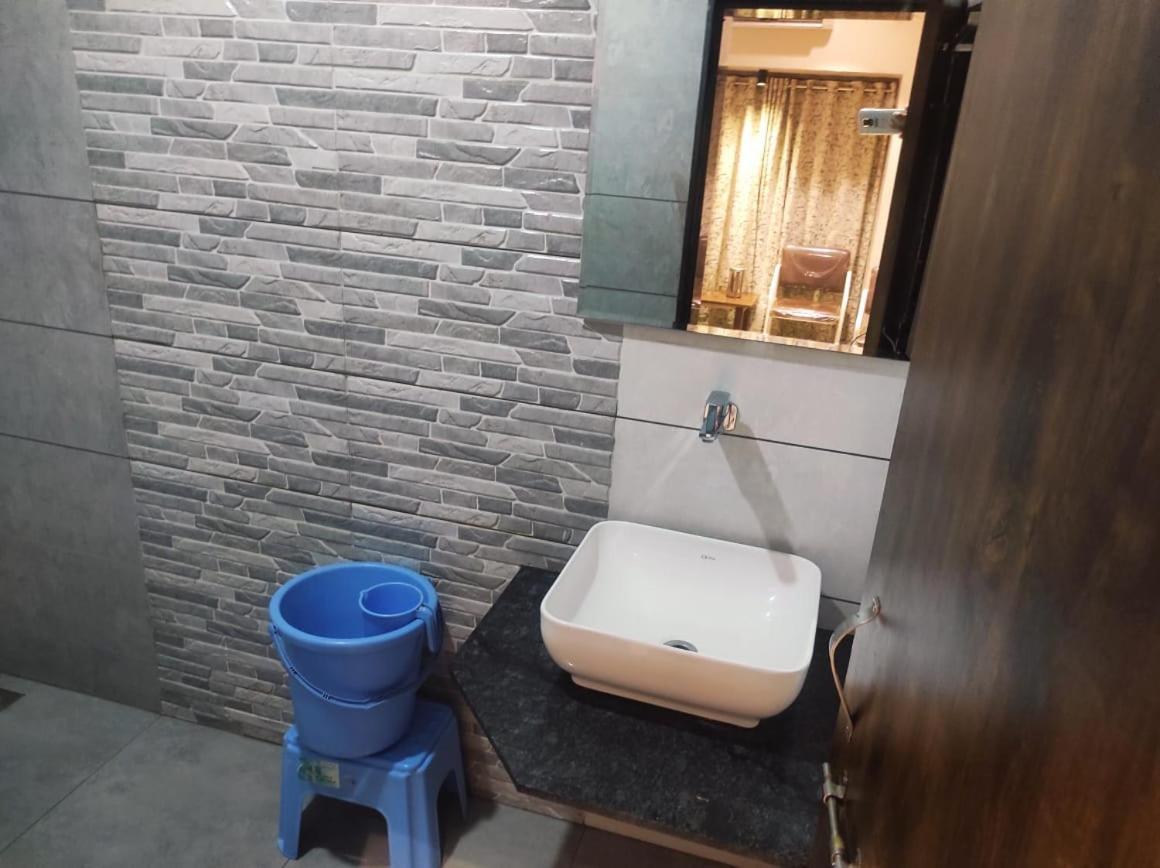 Hotel Vrindavan Deluxe Kolhapur Bagian luar foto