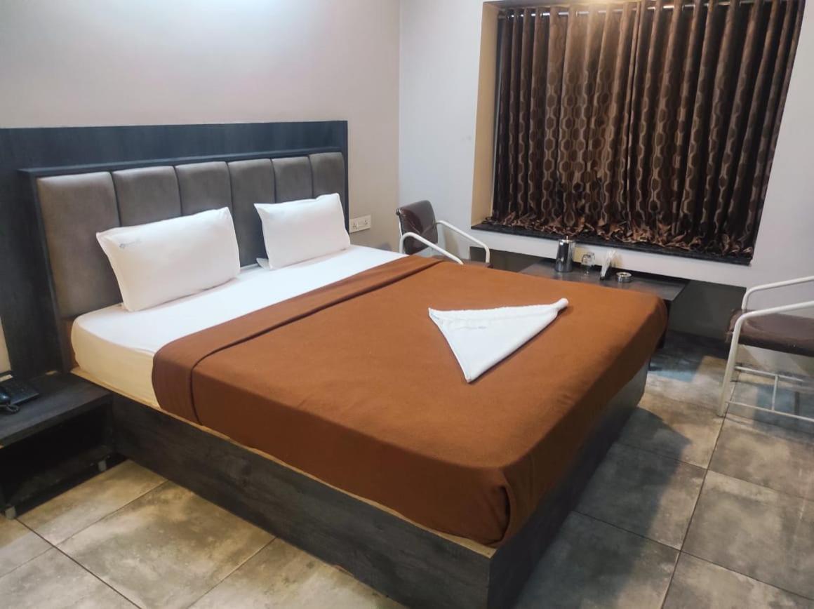 Hotel Vrindavan Deluxe Kolhapur Bagian luar foto