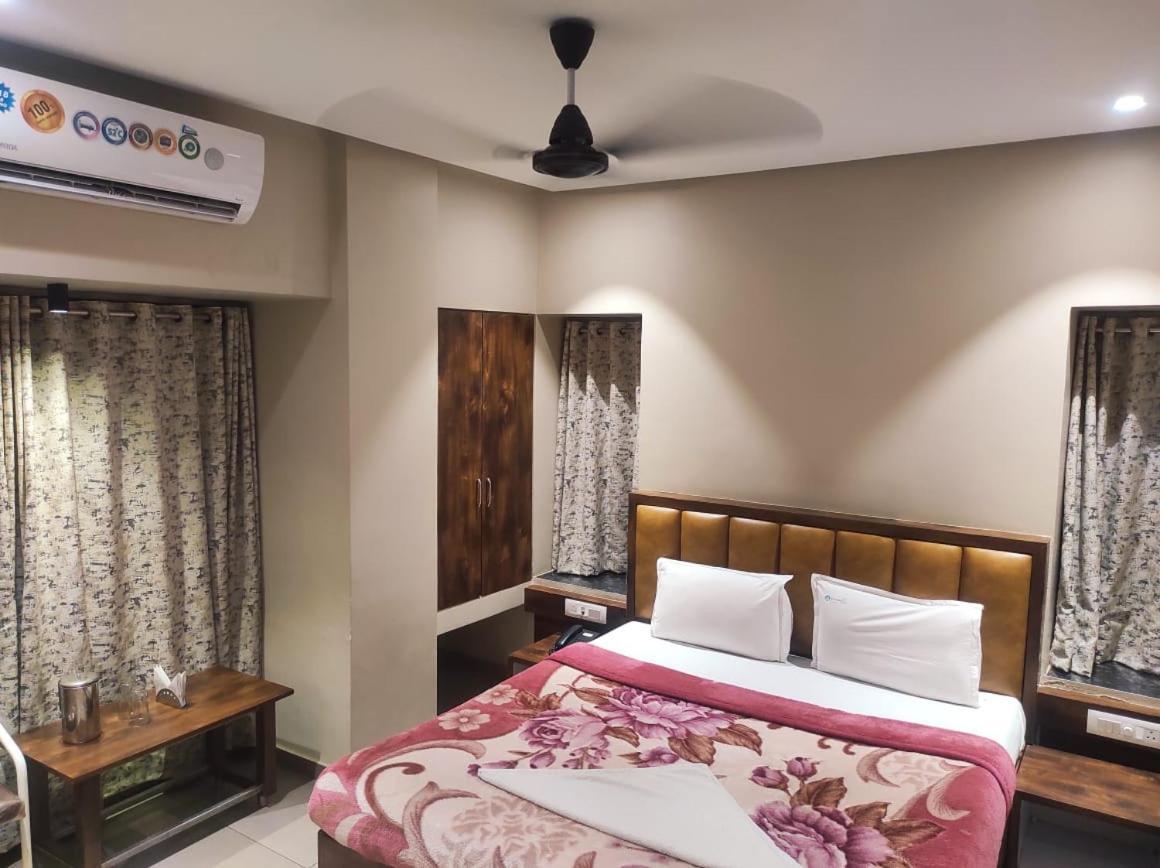 Hotel Vrindavan Deluxe Kolhapur Bagian luar foto