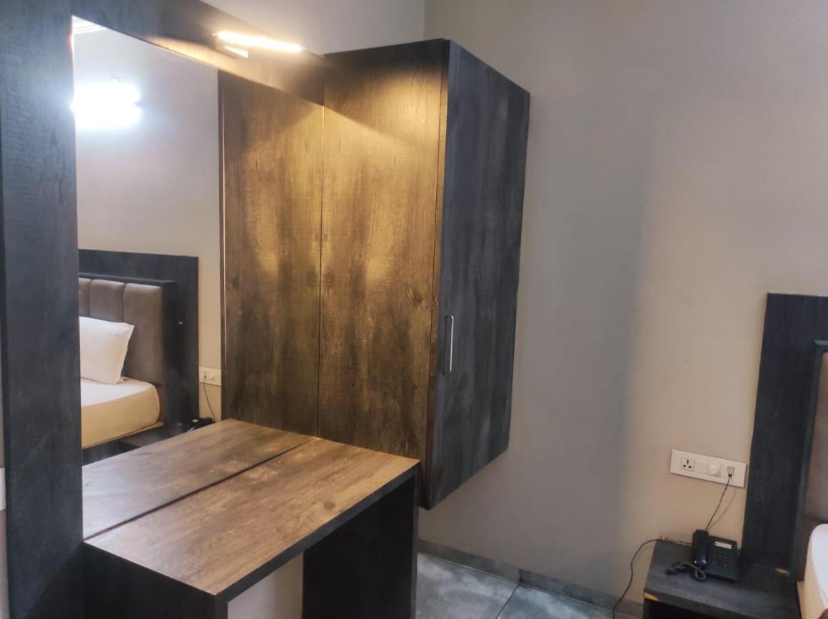 Hotel Vrindavan Deluxe Kolhapur Bagian luar foto