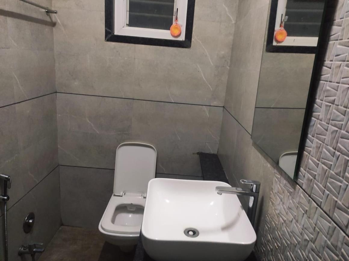 Hotel Vrindavan Deluxe Kolhapur Bagian luar foto