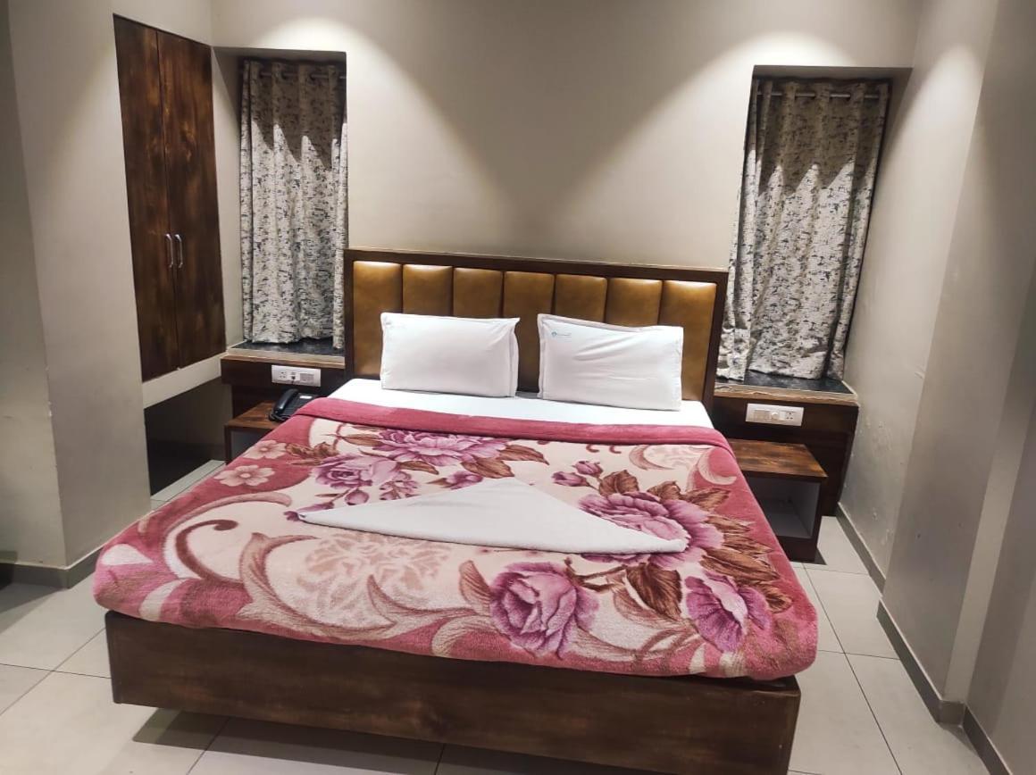 Hotel Vrindavan Deluxe Kolhapur Bagian luar foto