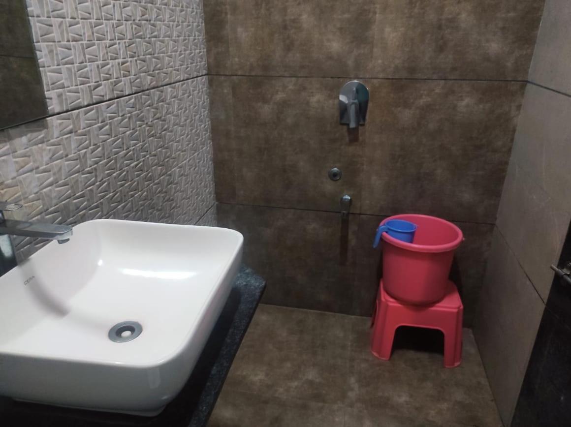 Hotel Vrindavan Deluxe Kolhapur Bagian luar foto