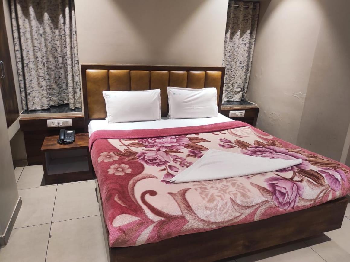 Hotel Vrindavan Deluxe Kolhapur Bagian luar foto
