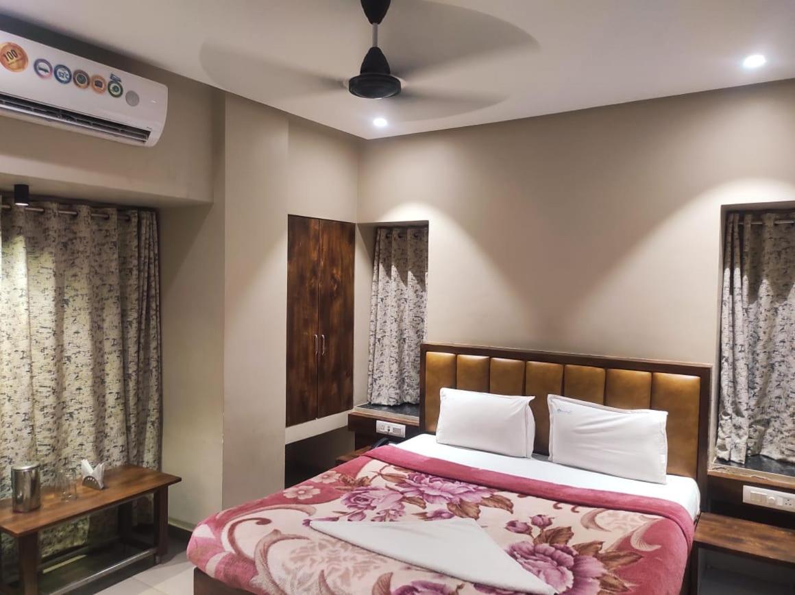 Hotel Vrindavan Deluxe Kolhapur Bagian luar foto