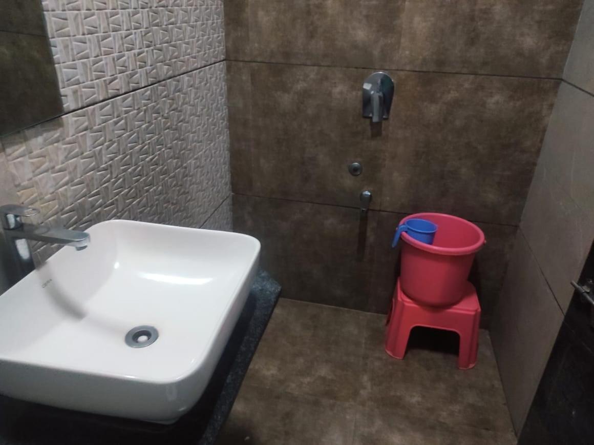 Hotel Vrindavan Deluxe Kolhapur Bagian luar foto