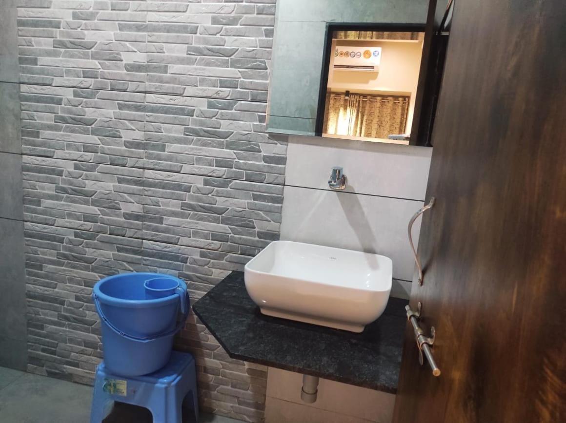 Hotel Vrindavan Deluxe Kolhapur Bagian luar foto