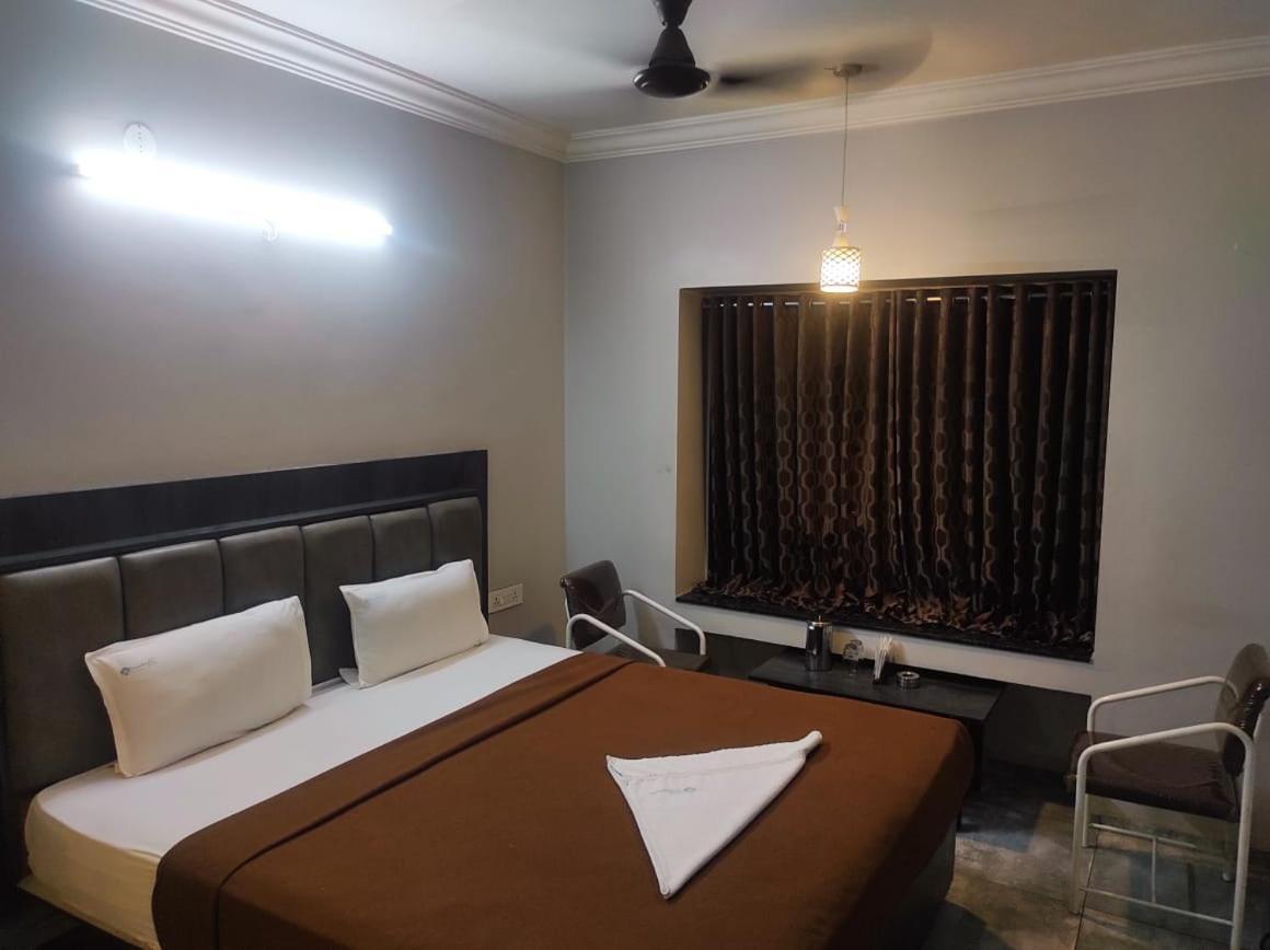 Hotel Vrindavan Deluxe Kolhapur Bagian luar foto
