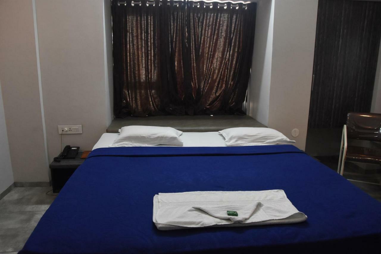 Hotel Vrindavan Deluxe Kolhapur Bagian luar foto