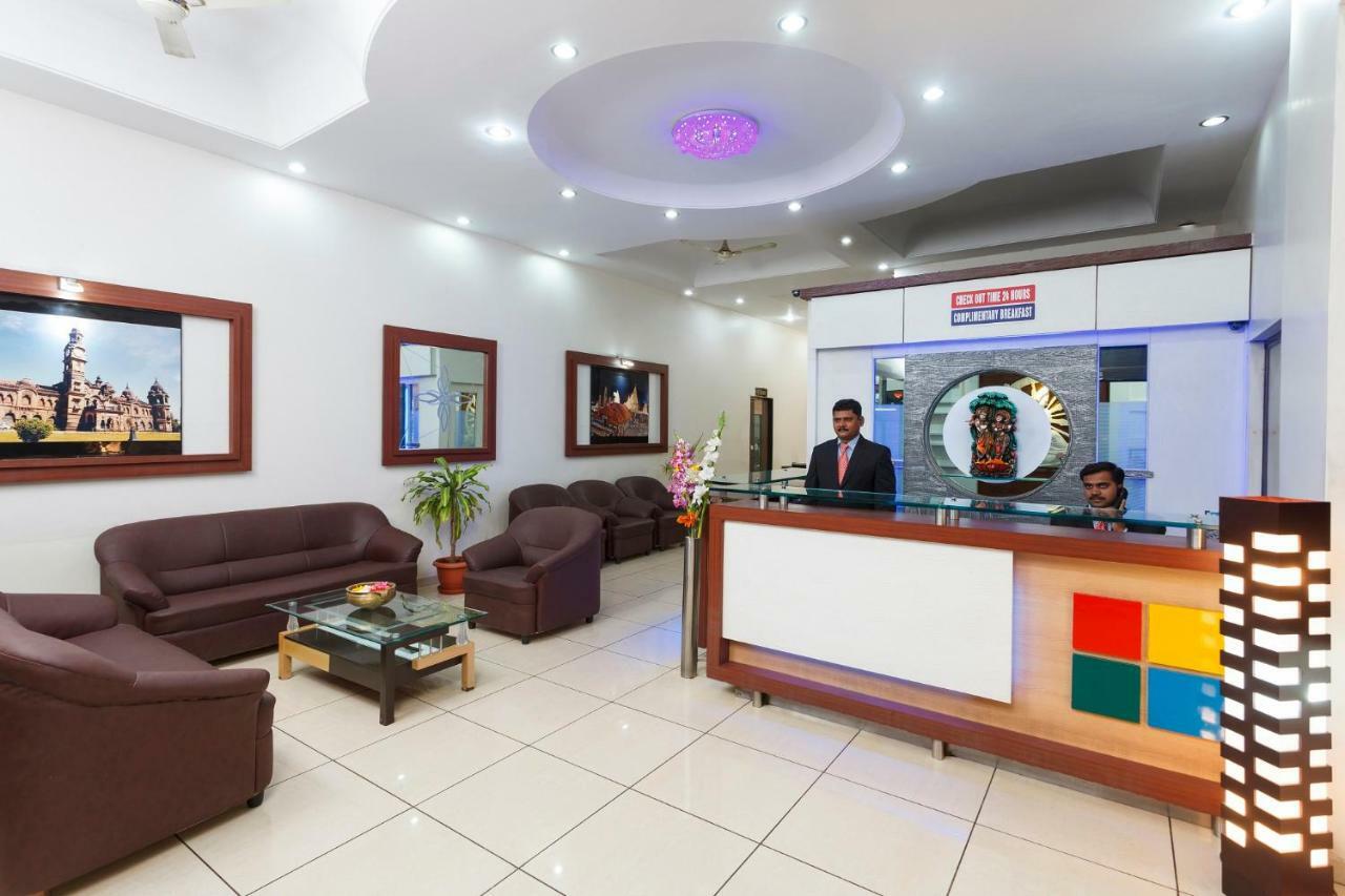 Hotel Vrindavan Deluxe Kolhapur Bagian luar foto