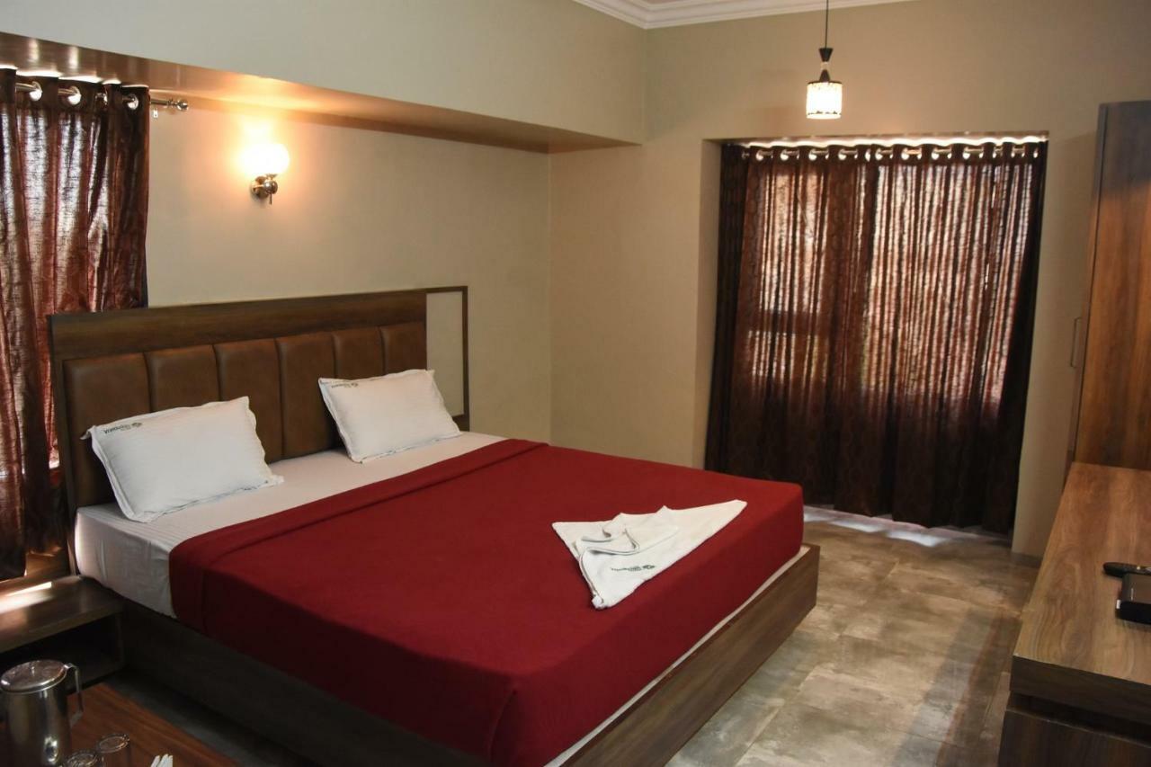 Hotel Vrindavan Deluxe Kolhapur Bagian luar foto