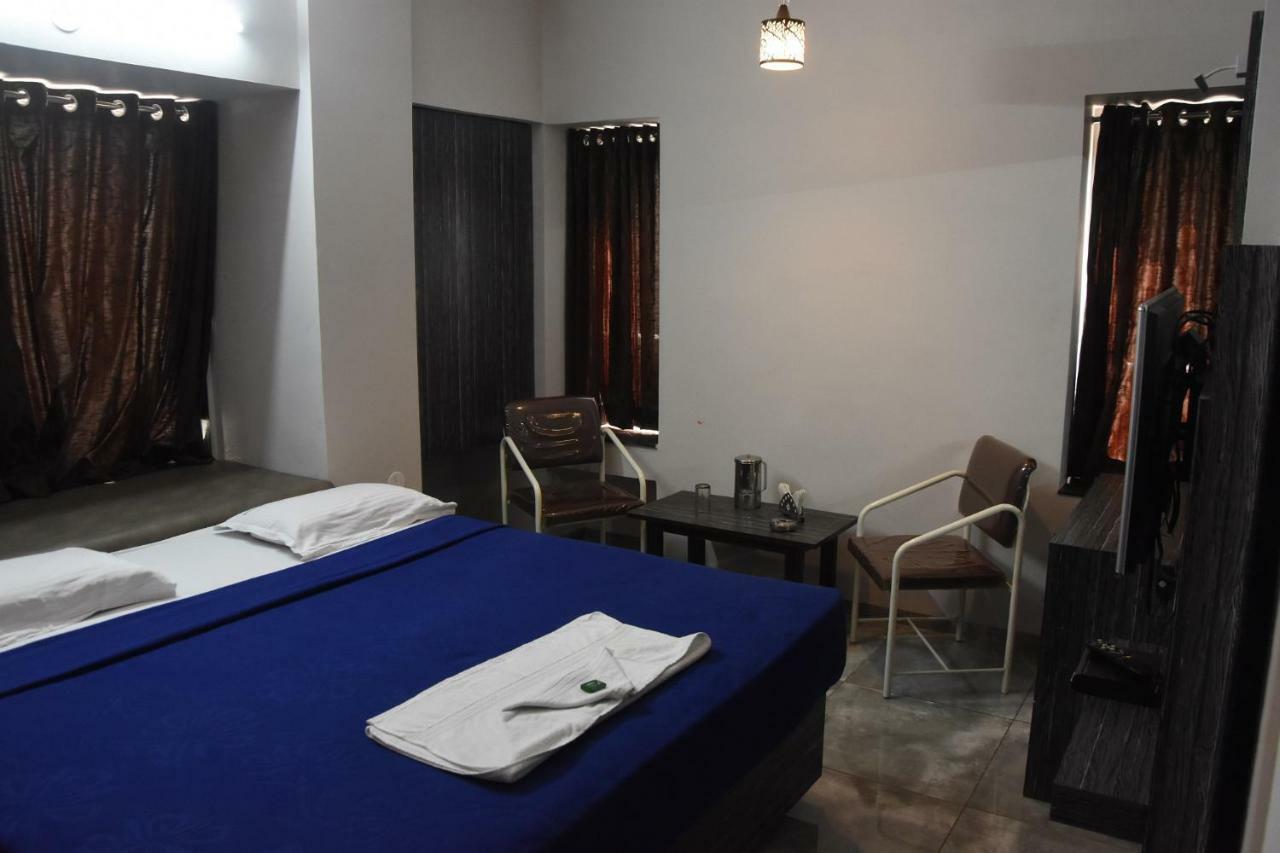 Hotel Vrindavan Deluxe Kolhapur Bagian luar foto