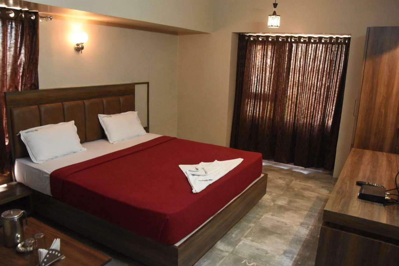 Hotel Vrindavan Deluxe Kolhapur Bagian luar foto