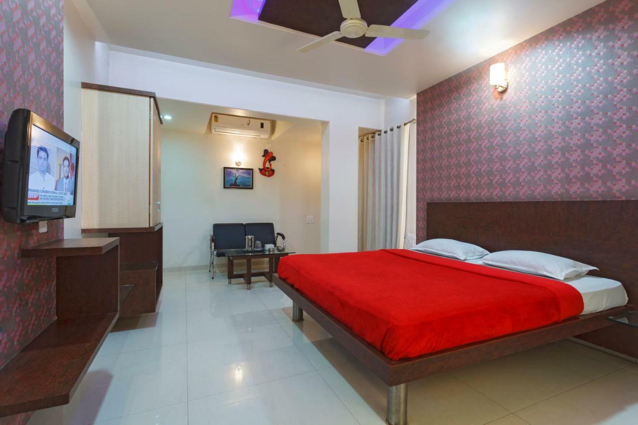 Hotel Vrindavan Deluxe Kolhapur Bagian luar foto