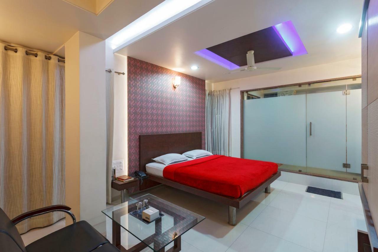 Hotel Vrindavan Deluxe Kolhapur Bagian luar foto