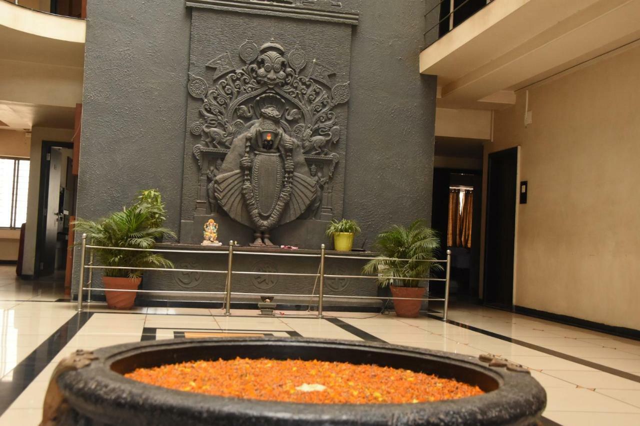 Hotel Vrindavan Deluxe Kolhapur Bagian luar foto