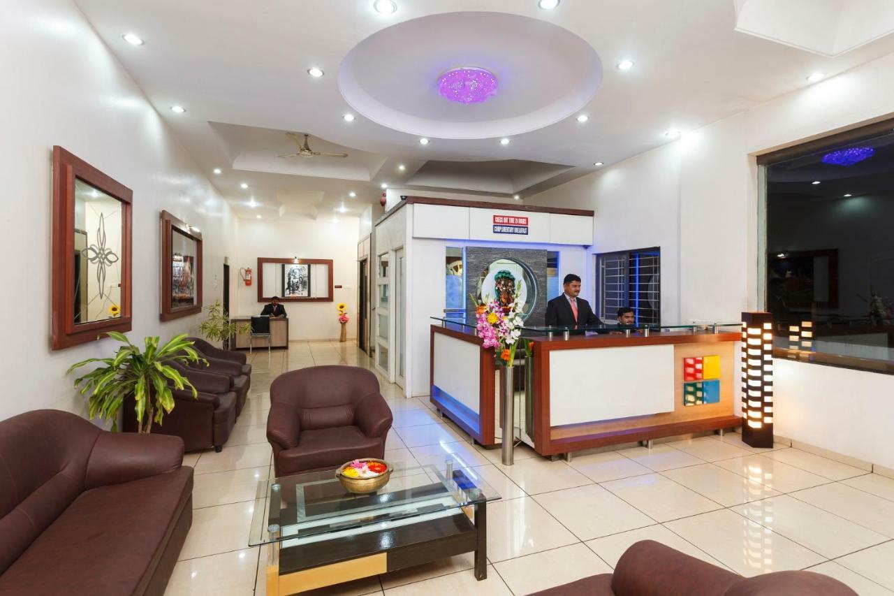 Hotel Vrindavan Deluxe Kolhapur Bagian luar foto