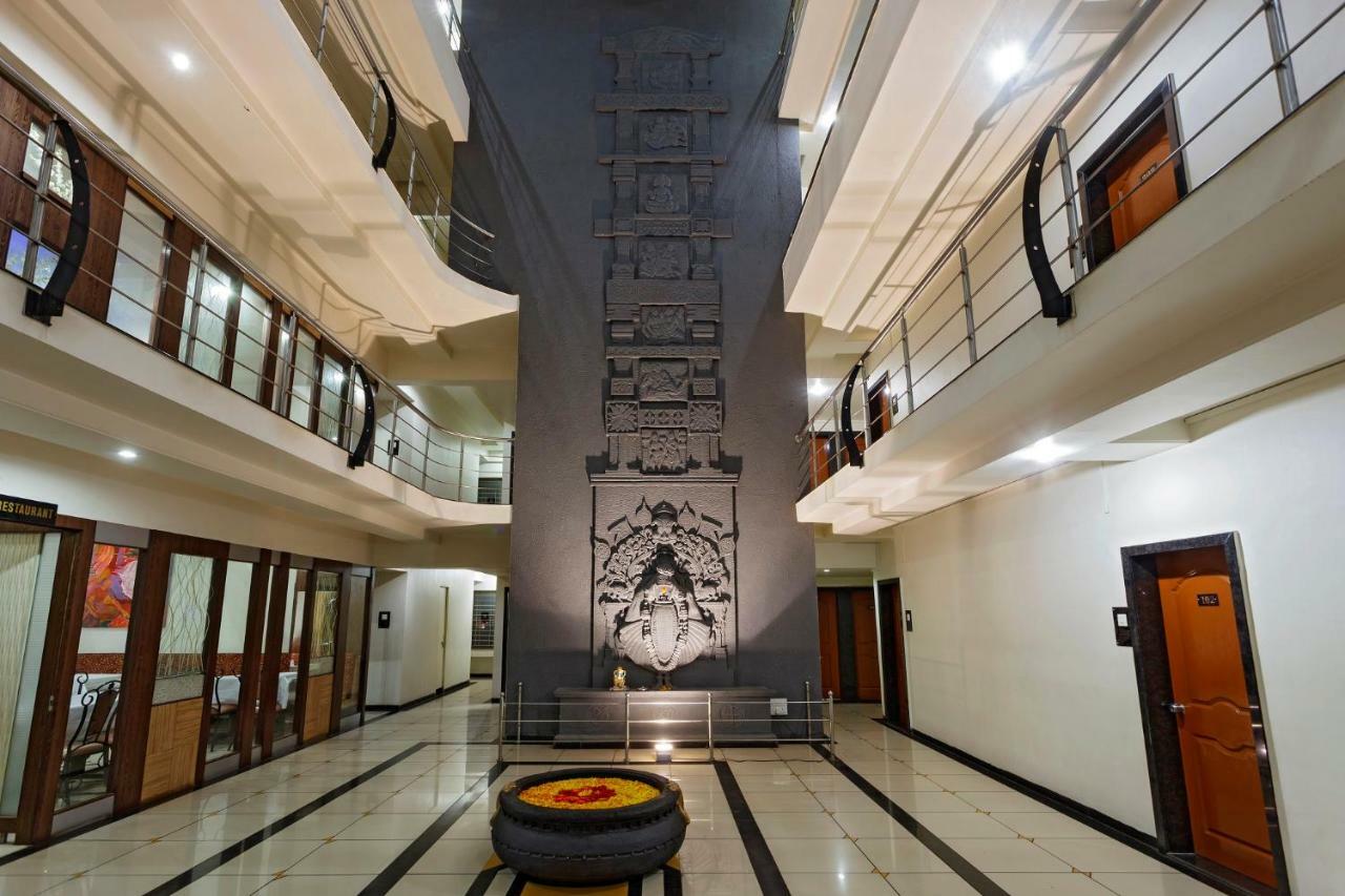Hotel Vrindavan Deluxe Kolhapur Bagian luar foto