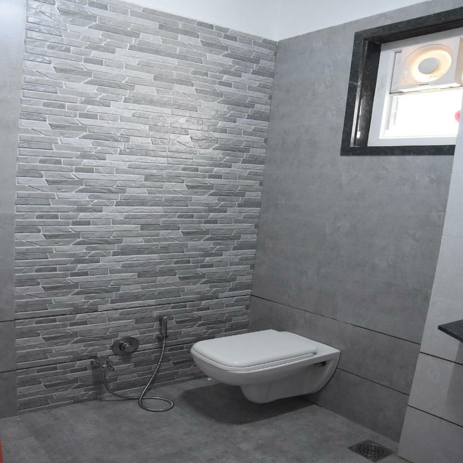 Hotel Vrindavan Deluxe Kolhapur Bagian luar foto