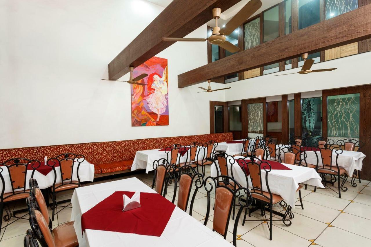 Hotel Vrindavan Deluxe Kolhapur Bagian luar foto