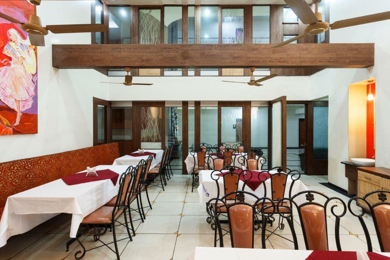 Hotel Vrindavan Deluxe Kolhapur Bagian luar foto