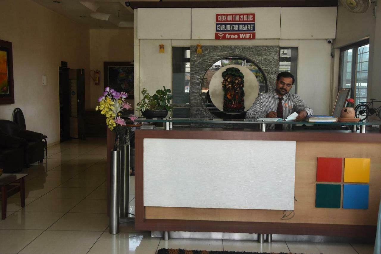 Hotel Vrindavan Deluxe Kolhapur Bagian luar foto