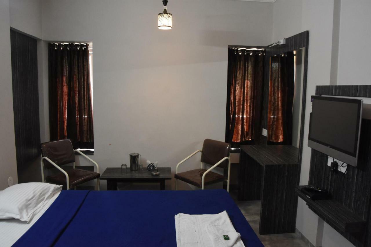 Hotel Vrindavan Deluxe Kolhapur Bagian luar foto