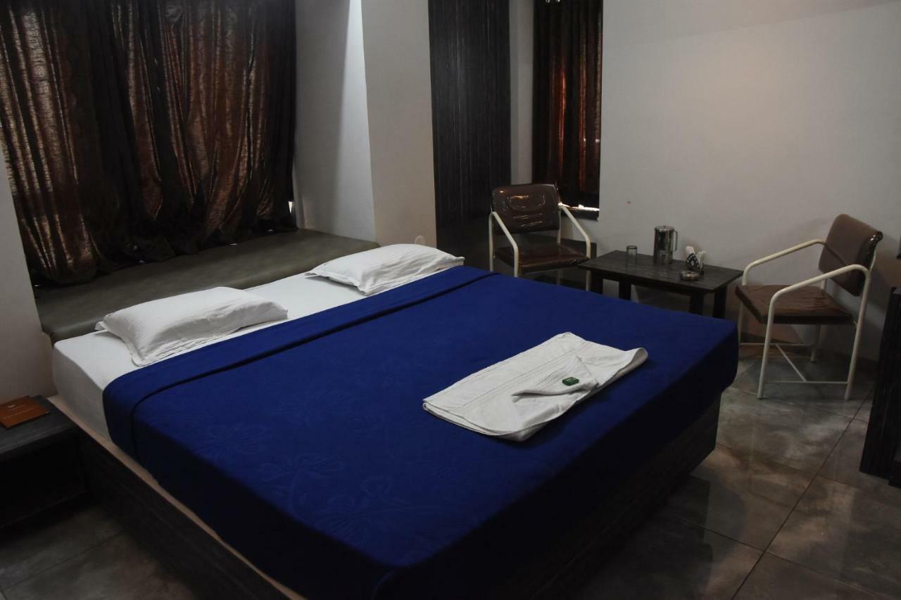Hotel Vrindavan Deluxe Kolhapur Bagian luar foto