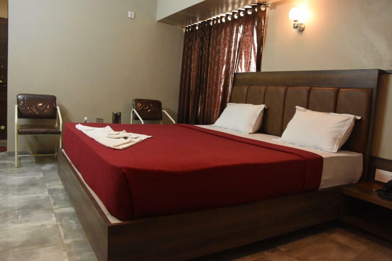 Hotel Vrindavan Deluxe Kolhapur Bagian luar foto