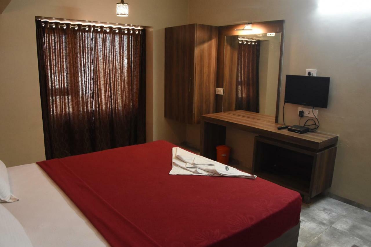 Hotel Vrindavan Deluxe Kolhapur Bagian luar foto